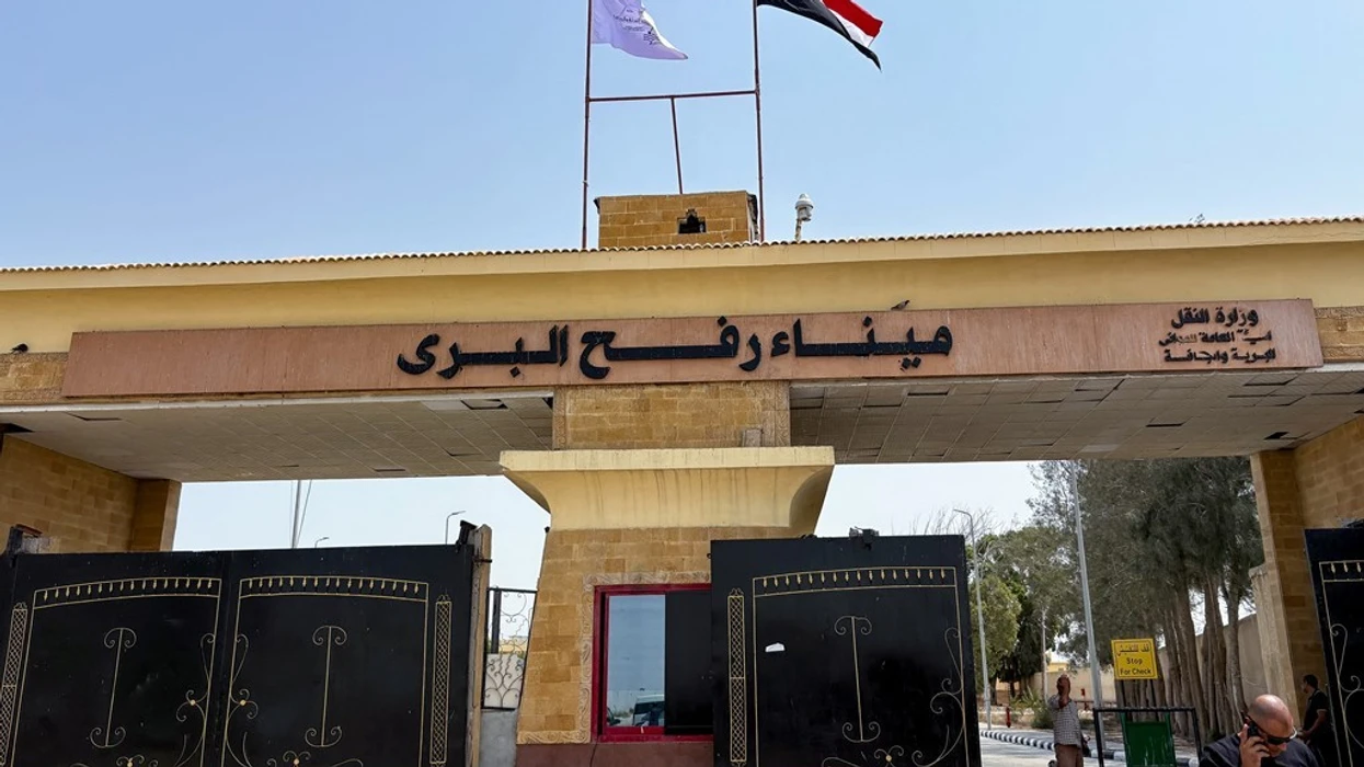 Përgatitjet për rihapjen e pikës kalimtare Rafah vazhdojnë, por Izraeli thotë se ndihma nuk do të kalojë