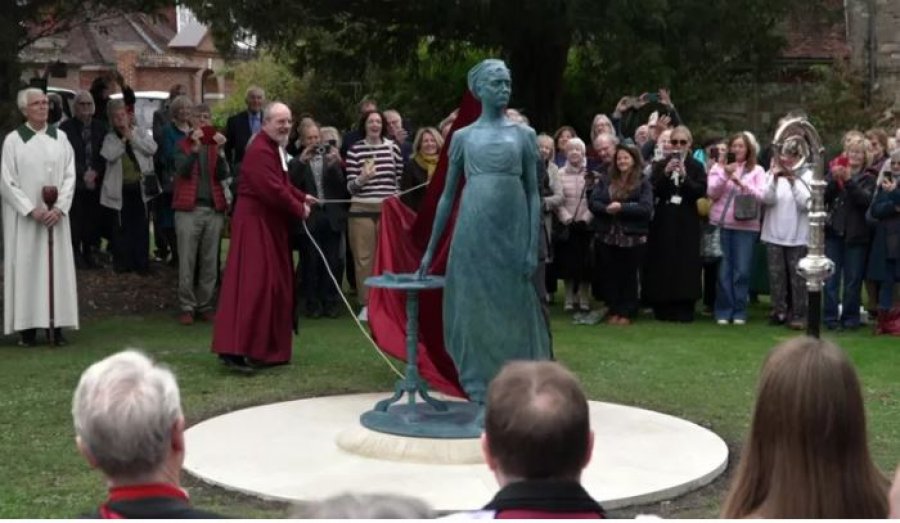 Zbulohet statuja e Jane Austen për 250-vjetorin e lindjes