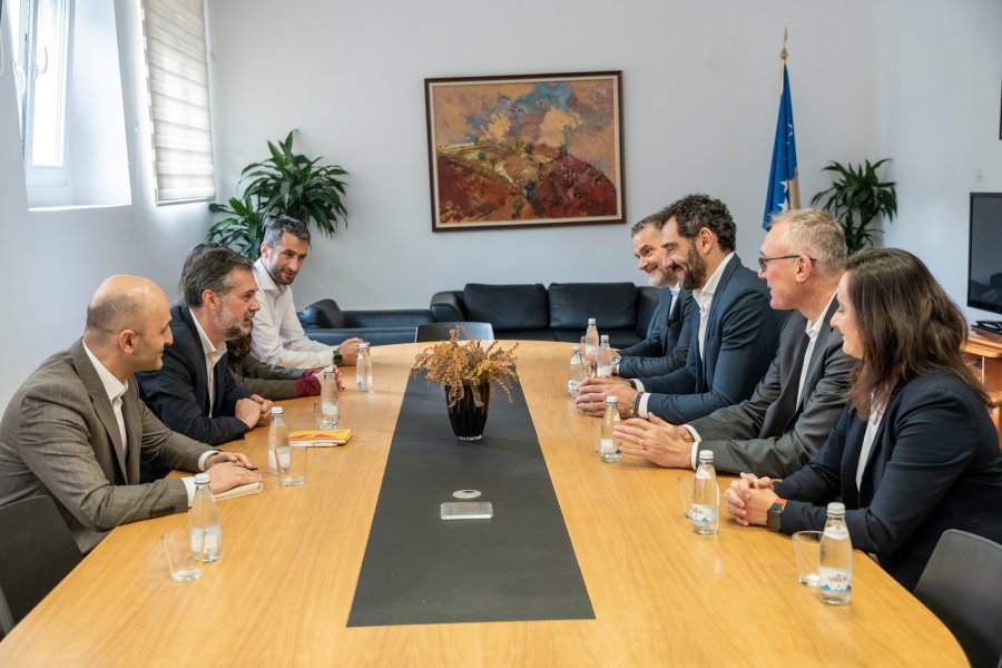 Jorge Garbajosa takohet me ministrin Çeku dhe drejtuesit e FBK-së