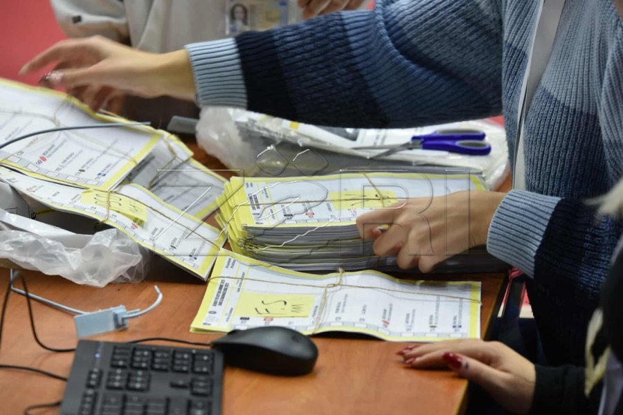 KQZ-ja nis numërimin e votave nga jashtë Kosovës: mbi 29 mijë pako të aprovuara, gati 4 mijë të refuzuara
