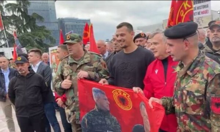 Me flamurin e UÇK-së në duar, djali i Hashim Thaçit i buzëqeshur mes protestuesve në Tiranë