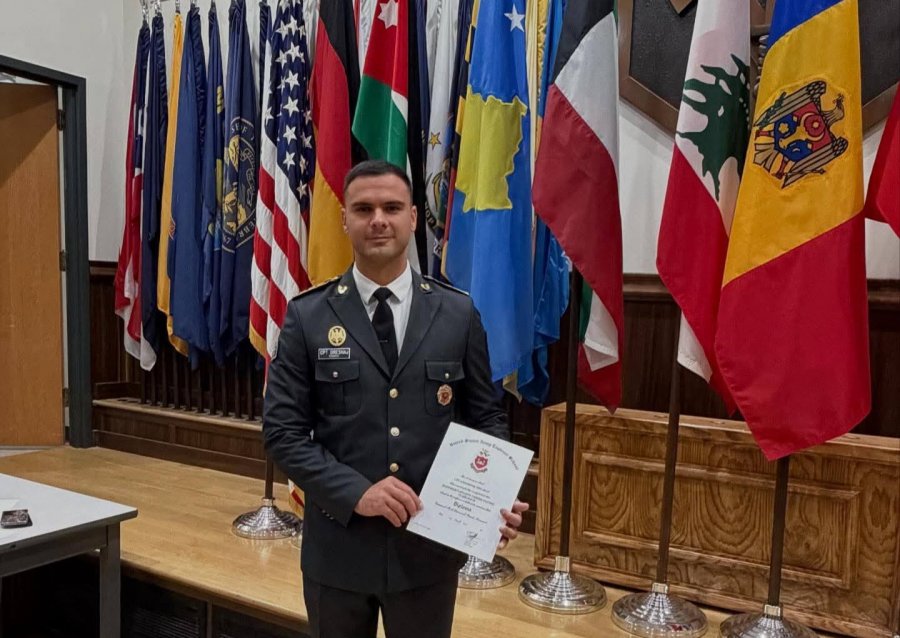 Oficeri i FSK-së diplomon në SHBA