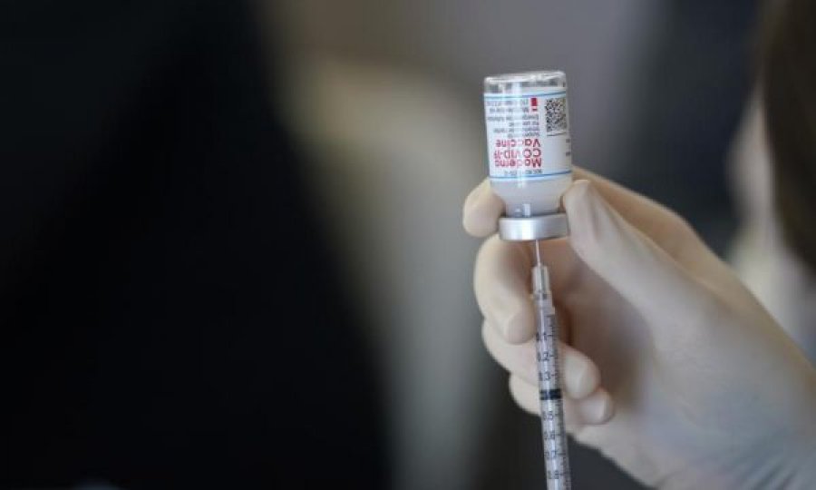 Anglia miraton përdorimin e vaksinës kundër HIV