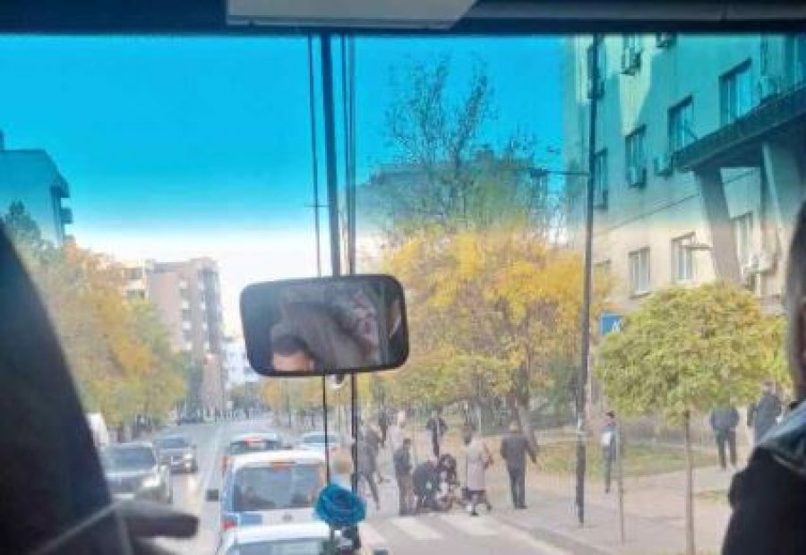 Dyshohet se një veturë ka goditur një këmbësore në Prishtinë