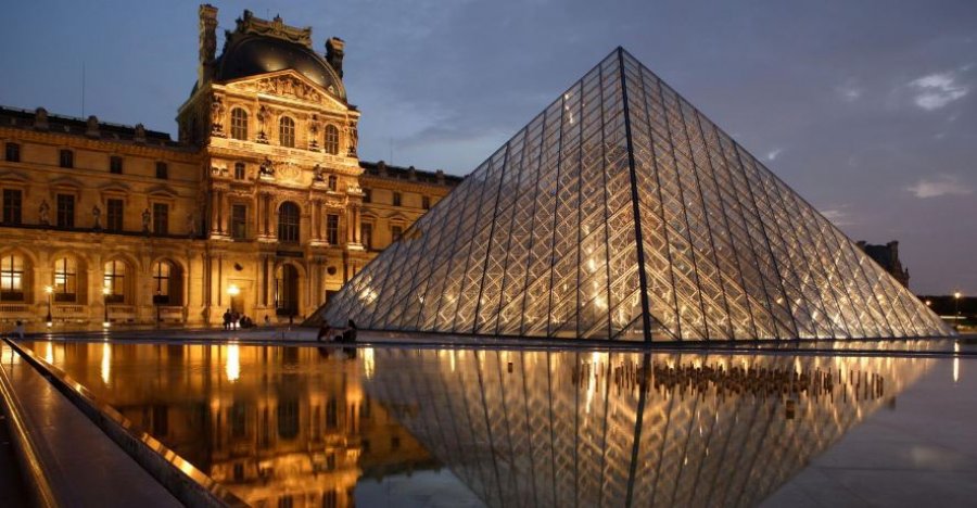 Rihapet muzeu Louvre disa ditë pas grabitjes, autorët ende në arrati