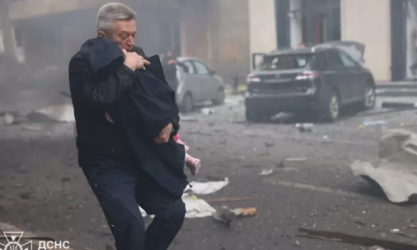 Një kopsht fëmijësh u godit në qytetin e dytë më të madh të Ukrainës, pasi bisedimet Trump-Putin u shtynë