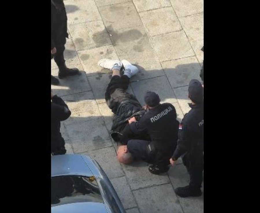Vuçiqi e quan “akt terrorist” incidentin para parlamentit të Serbisë