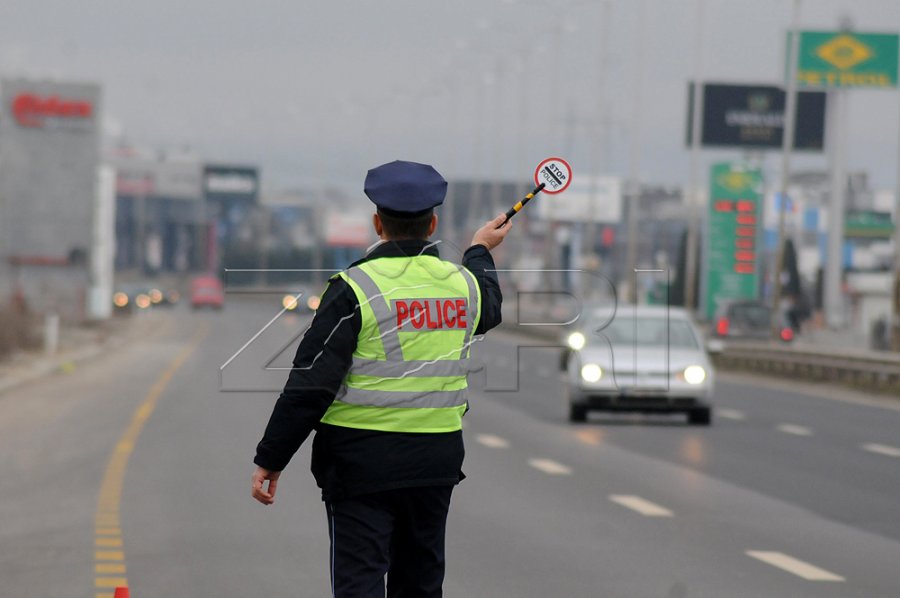 Policia tentoi ta ndalonte, shoferi në Zubin Potok godet policin me veturë dhe ikën