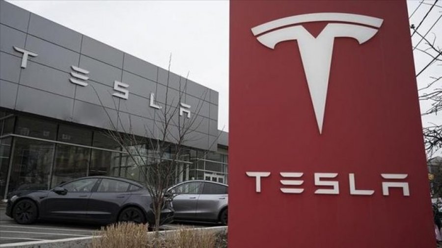 Tesla tërheq 13 000 automjete elektrike nga tregu