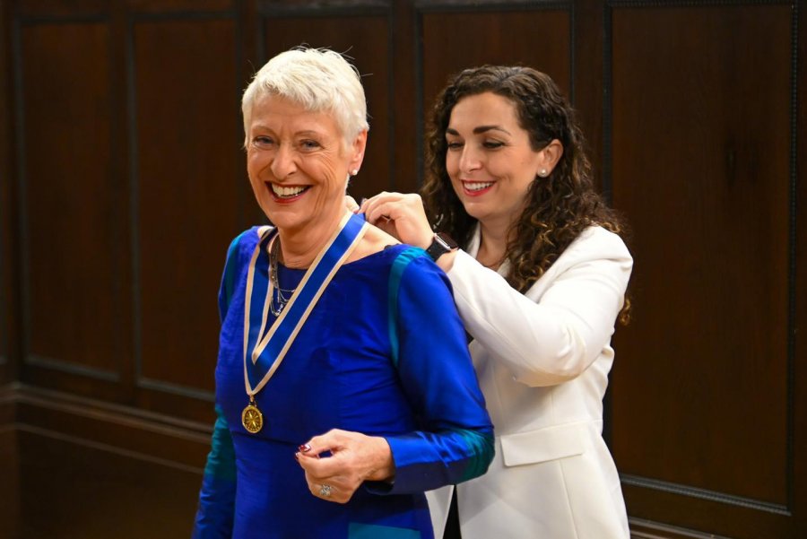 Osmani ndan Medaljen e Meritave për Marieluise Beckun, gruan që e bëri kauzën e Kosovës pjesë të ndërgjegjes evropiane