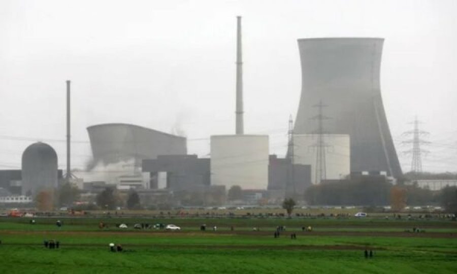 56 mijë tonë beton hi në pak sekonda, shemben dy kullat e termocentralit