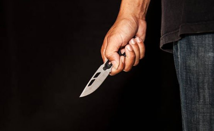 Grabitje me thikë në një market në Fushë-Kosovë, në kërkim autori