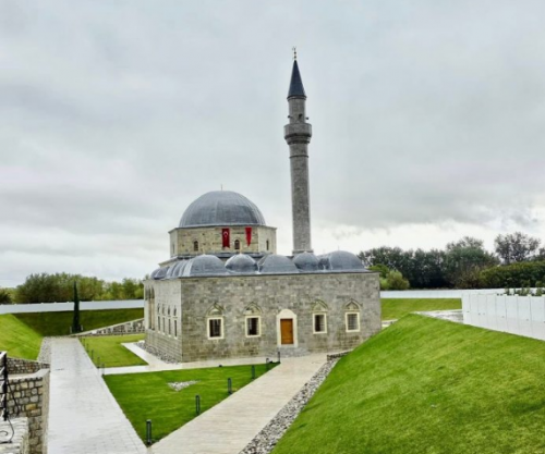 Gonxhja: Xhamia e Plumbit i rezistoi përmbytjeve falë mbrojtjes me digë