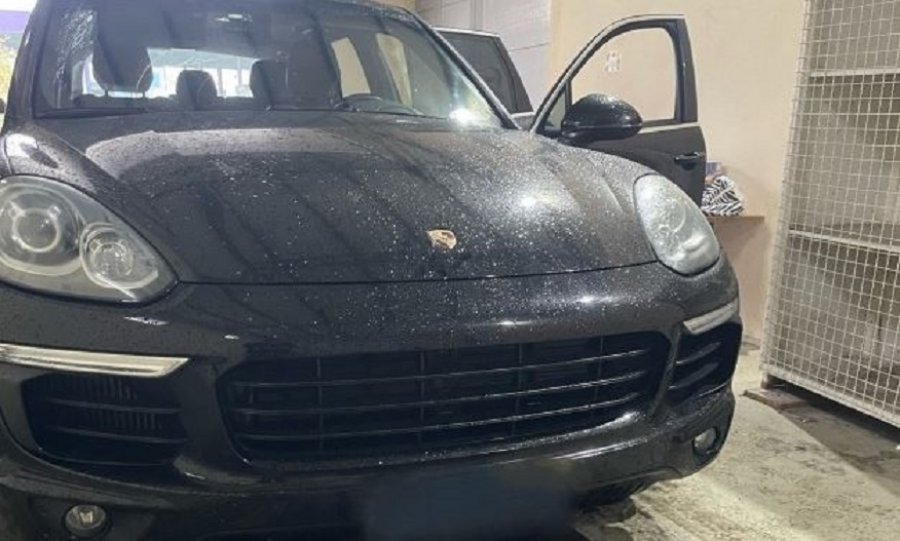 Ndalohet një “Porsche” në Vërmicë, ishte e mbushur me cigare dhe pije energjike