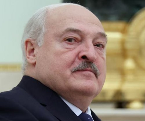 Lukashenko e quan “mashtrim të çmendur” mbylljen e kufirit nga Lituania