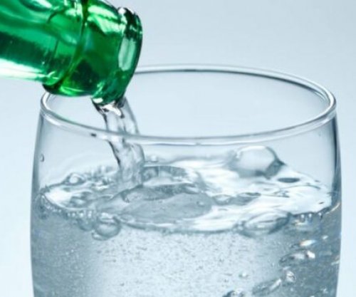 A mundet uji i gazuar të shkaktojë gurë në veshka?