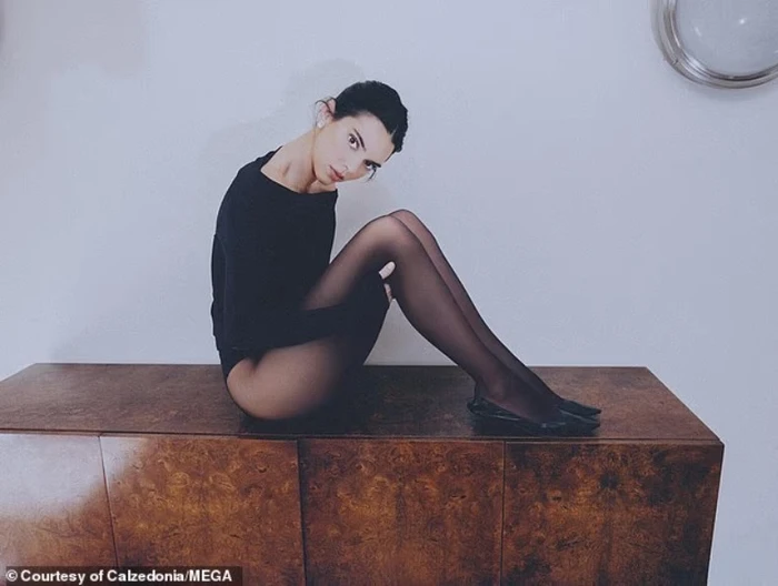 Kendall Jenner rikthehet me stil klasik në fushatën e re për Calzedonia