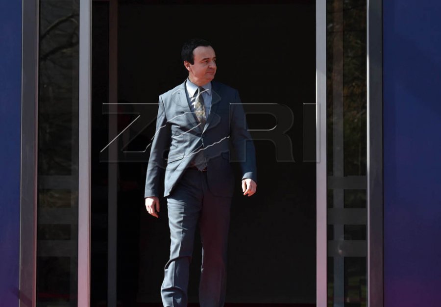 Kurti udhëton për në Francë, merr pjesë në Forumin e Paqes në Paris