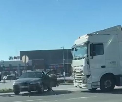 Aksident te Zona Industriale mes një veture dhe kamioni