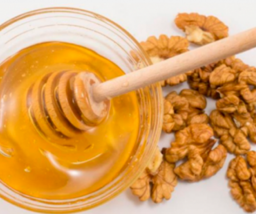 Të mirat që sjell për organizmin mjalta me arra