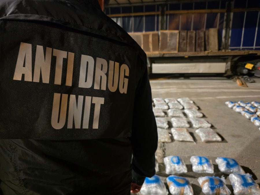 Kapen mbi 200 kilogramë drogë në një kamion në Prishtinë