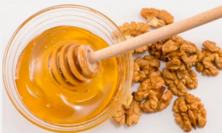 Të mirat që sjell për organizmin mjalti me arra