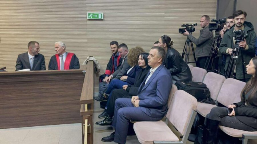 Sveçla mungon në seancën për gazin lotsjellës, pavarësisht urdhrit për sjellje me detyrim