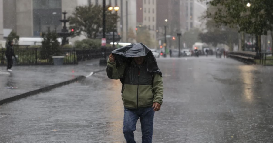 New Yorku përfshihet nga moti i keq, dy të vdekur nga reshjet e dendura të shiut
