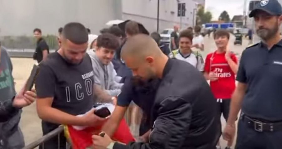 Shqiptarët në Torino e presin Edon Zhegrovën me flamur të UÇK-së