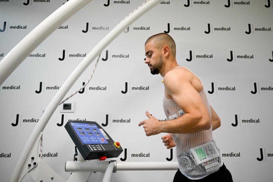 Juventusi publikon foto të Zhegrovës duke kryer testet mjekësore