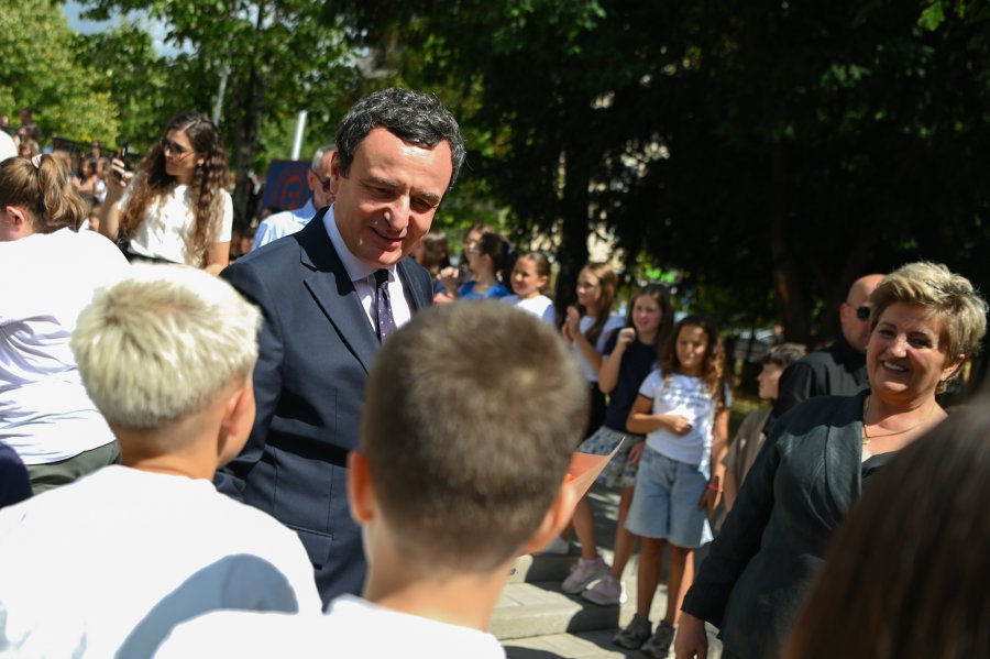 Kurti uron fillimin e vitit të ri shkollor: Dashuria e mësuesve është po aq e rëndësishme sa ajo e prindërve