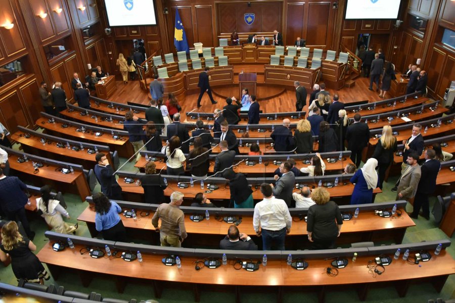 Në rrugë drejt zgjedhjeve të reja, Kuvendi në krizë legjitimiteti