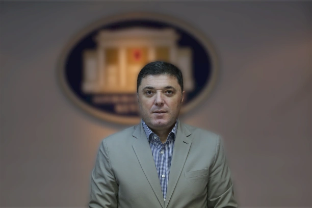 Ish-deputeti i PD-së bëhet këshilltar i Vjosa Osmanit