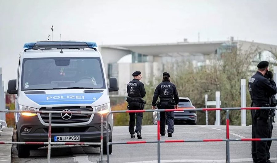 Vetura përplaset aksidentalisht me turmën e njerëzve në Berlin, disa të lënduar