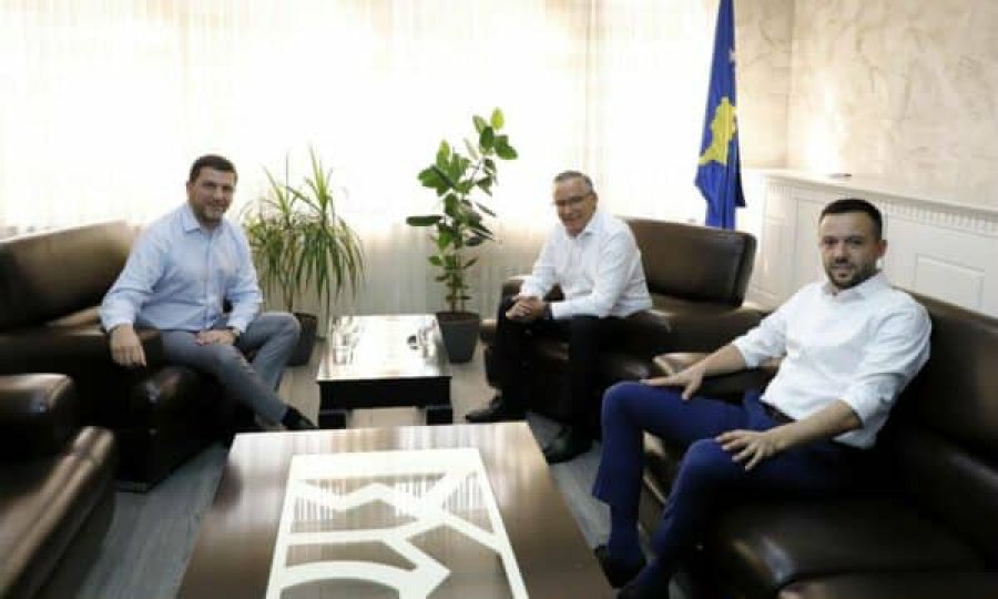 Memli Krasniqi viziton Komunën e Mitrovicës në mbështetje të kandidatit Arian Tahiri