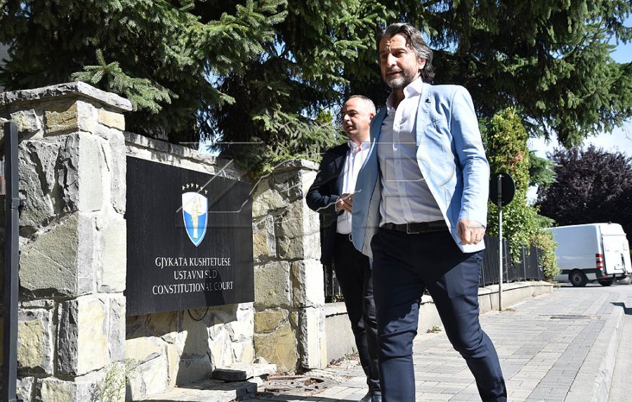 Kryetari i Prishtinës Rama dhe nënkryetari Manaj dorëzojnë kërkesë zyrtare në Kushtetuese