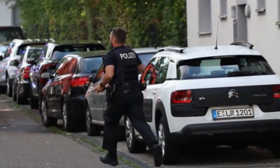 Detaje të reja, policia gjermane detyrohet ta plagosë 17-vjeçarin kosovar që theri me thikë mësuesen