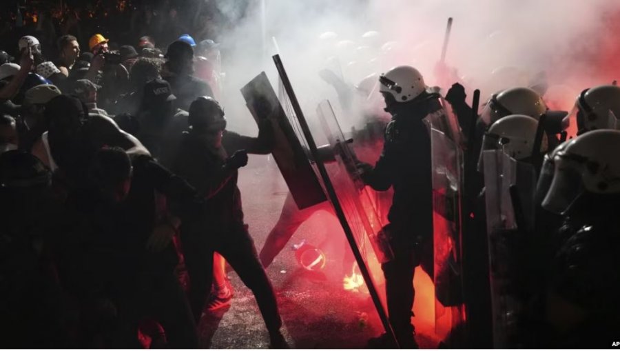Policia përdori gaz lotsjellës për t’i shpërndarë protestuesit në Novi Sad