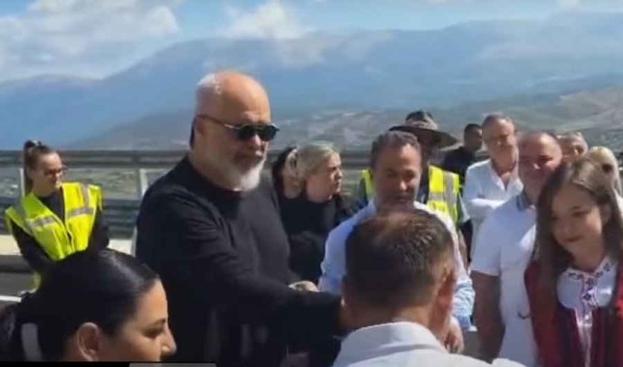 Hapet rruga Qukës-Qafë-Plloçë, Rama pritet me daulle dhe flamuj kuq e zi nga banorët