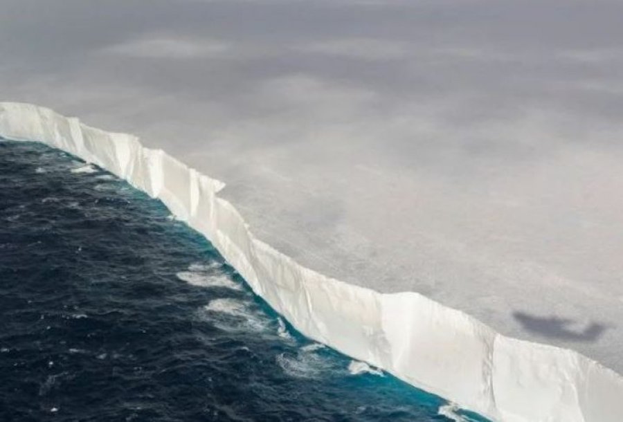 Një nga ajsbergët më të mëdhenj në botë drejt shkrirjes