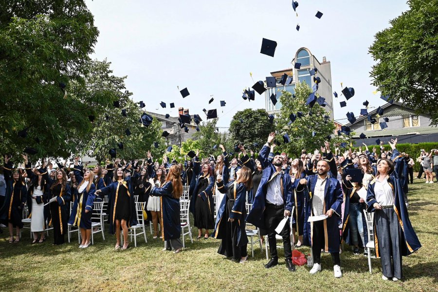 Diplomojnë 150 studentë në universitetin “Kadri Zeka”, Kurti: Festojmë fuqinë e dijes