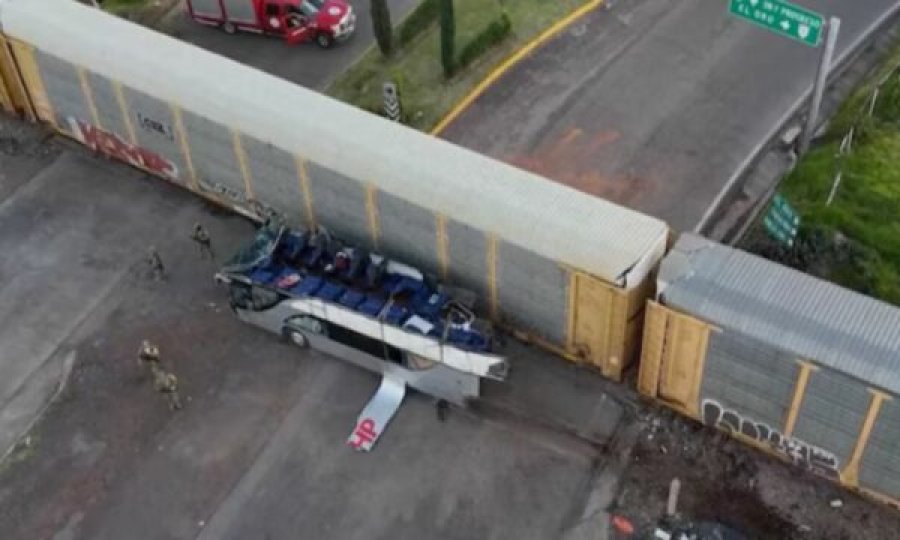 Treni në Meksikë përplaset me autobusin, 10 viktima dhe 61 të plagosur