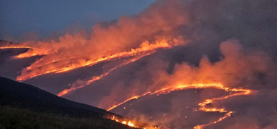 Zjarr i madh në Nekoc të Drenasit, përhapja e flakëve rrezikon një shtëpi afër
