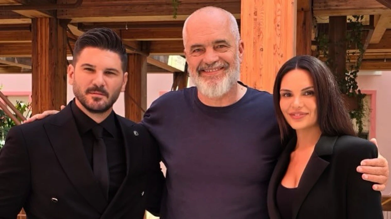 Aktori turk Tolgahan Sayisman dhe Almeda Abazi takojnë kryeministrin Edi Rama