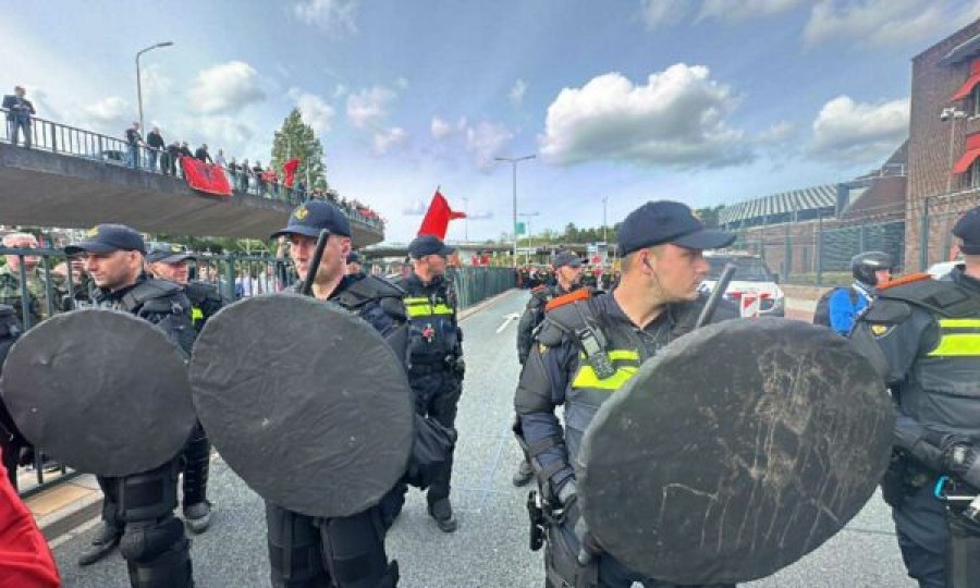 Protestuesit në Hagë shpërndahen duke brohoritur emrin e Thaçit, policët bëjnë kordonin para Gjykatës Speciale [foto]