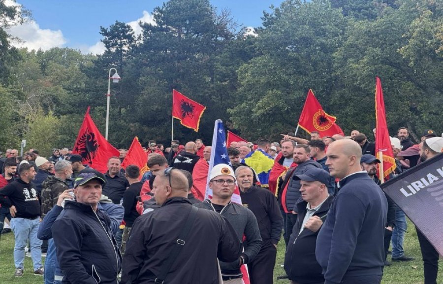 Haga “vërshohet” nga shqiptarët, protestë në mbështetje të ish-krerëve të UÇK-së