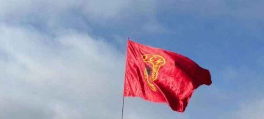 Valëvitet flamuri i UÇK-së në Hagë