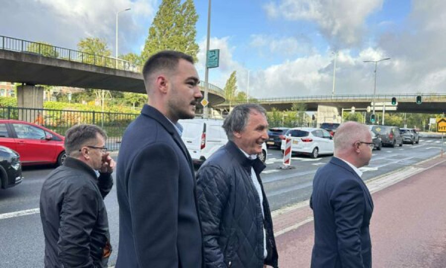 Djali dhe familjarët e tjerë të Kadri Veselit, në Hagë për t’i dëgjuar dëshmitarët e mbrojtjes