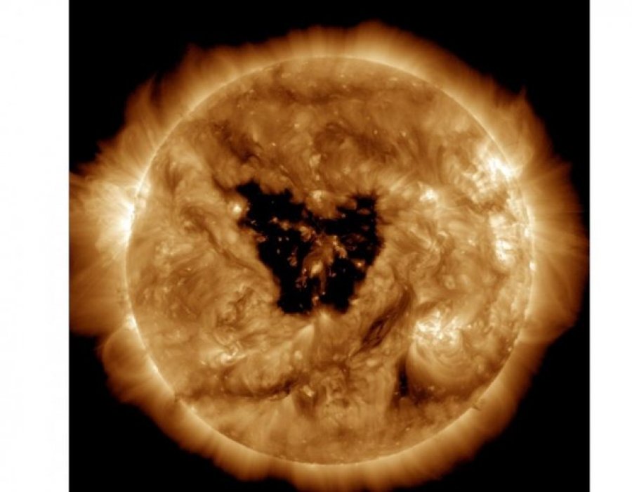 Dielli jep spektakël, shfaqet në të vrima në formë fluture