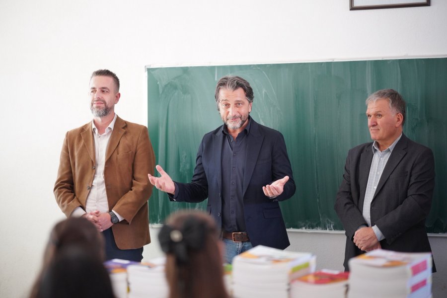 Rama shpërndan libra falas të gjuhës gjermane në “Eqrem Çabej”: Po bëhet një nga gjimnazet më të forta